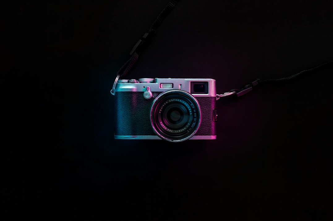 Equipo profesional de cámara fotográfica sobre una superficie oscura