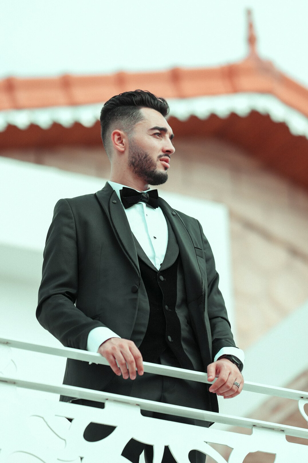 Retrato de un hombre latino sonriente con traje elegante