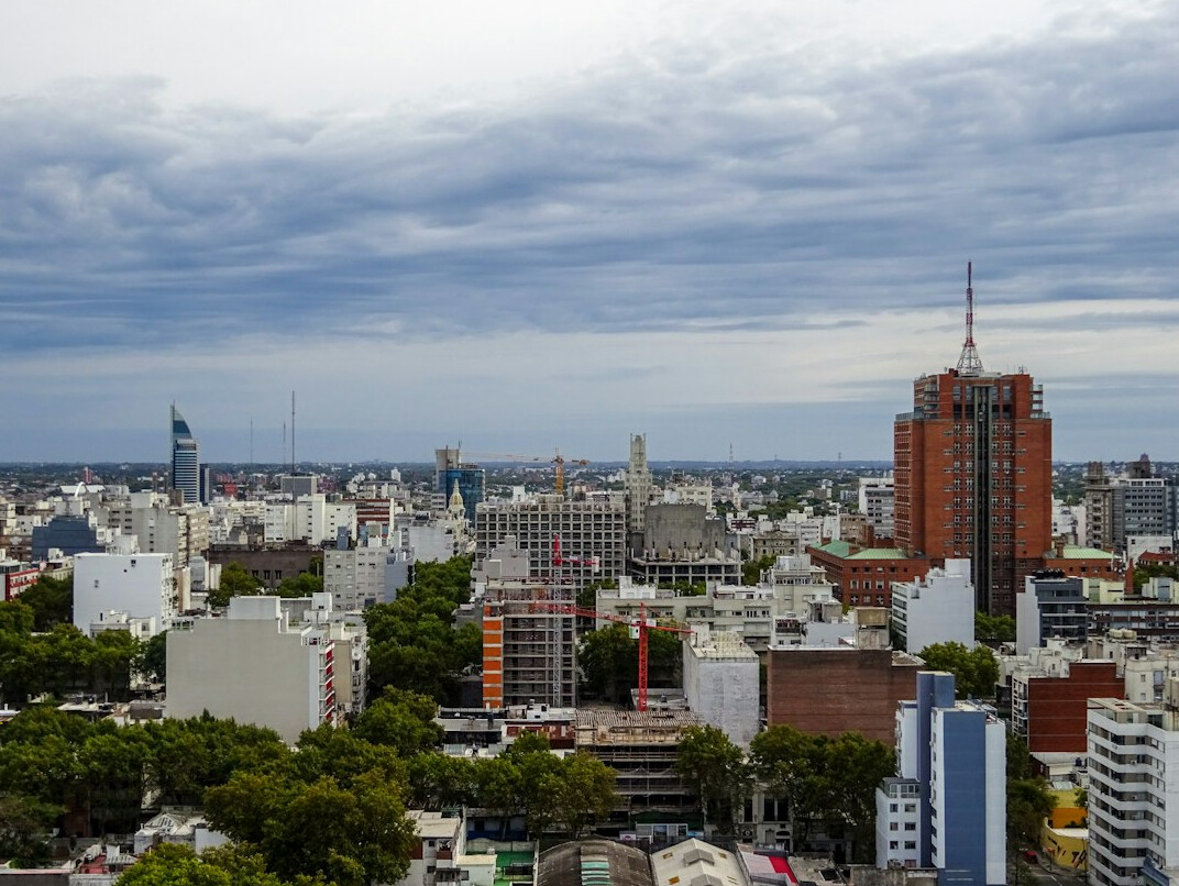 Edificio histórico y horizonte urbano de Montevideo, Uruguay