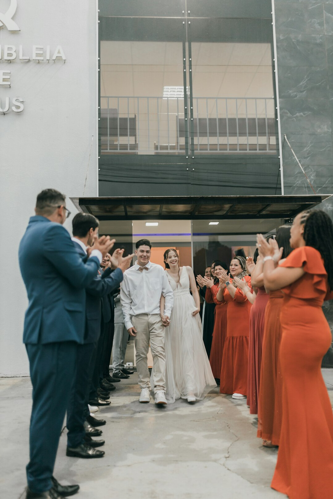 Fotógrafos de prensa con cámaras en un evento de alfombra roja
