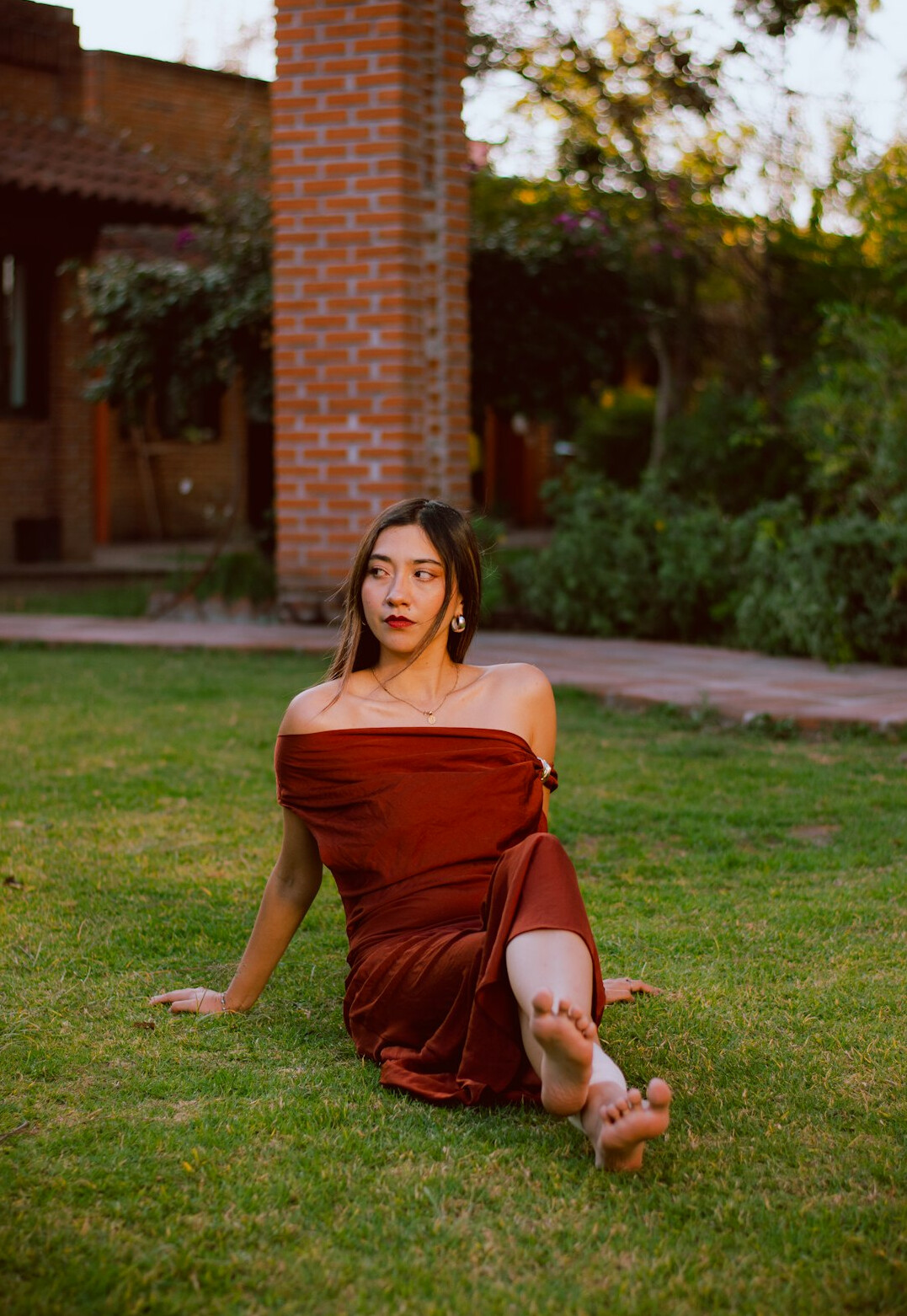 Retrato de una joven actriz latina con vestido elegante en una alfombra roja