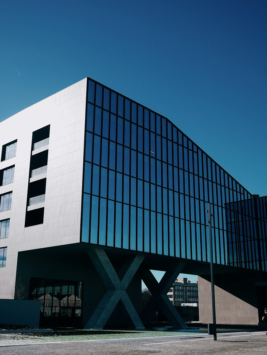 Fachada moderna de un edificio de oficinas de vidrio
