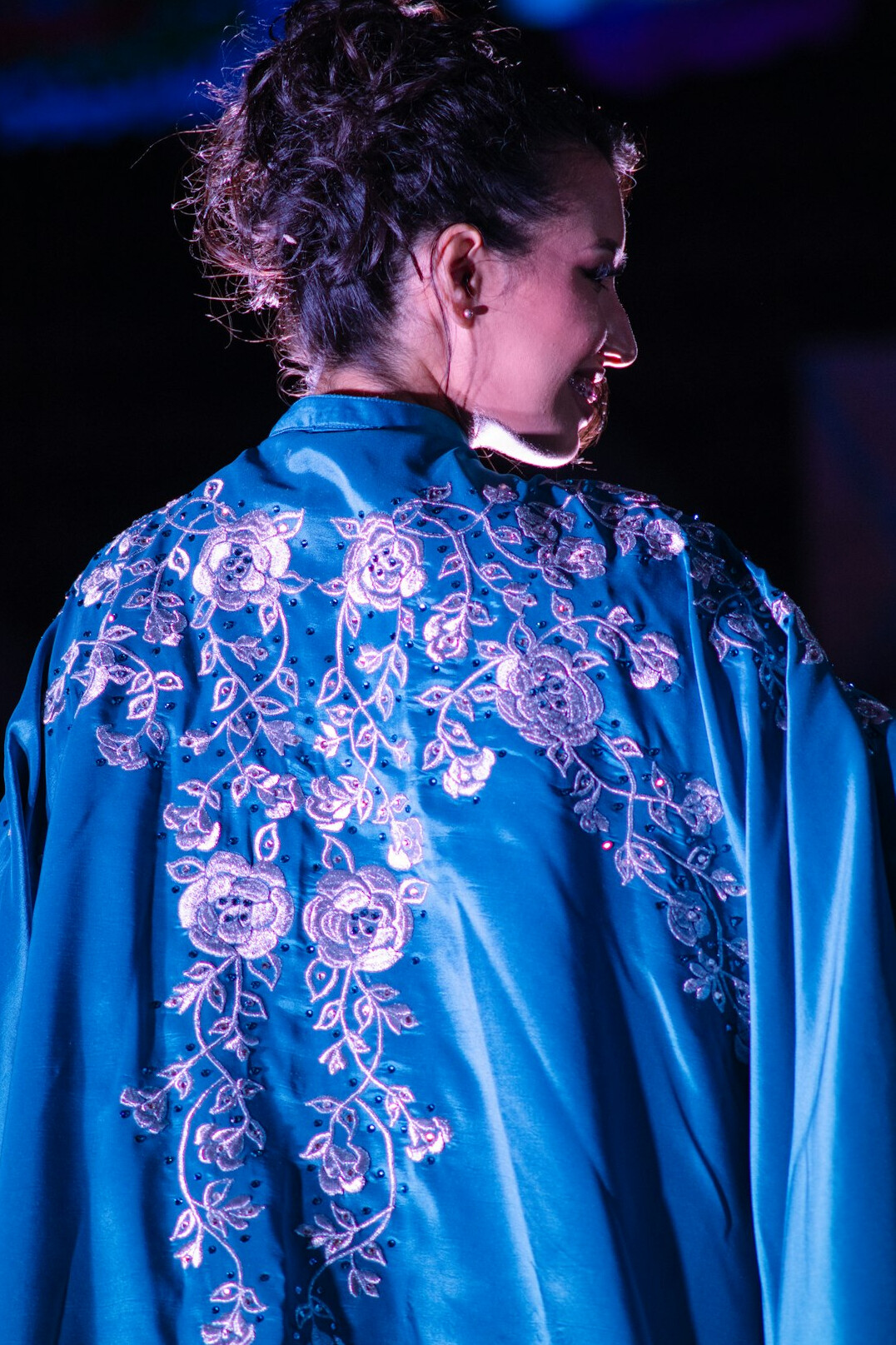 Modelo desfilando en una pasarela de moda