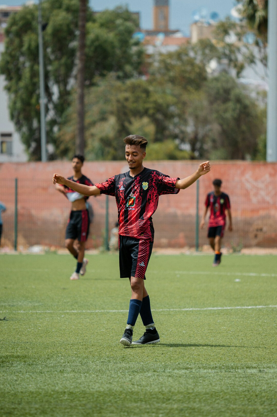 Futbolista celebrando un gol en el campo de juego
